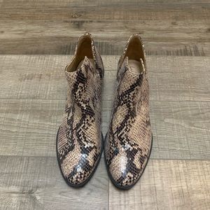 NWOT! Life Stride Payton 2 Snake Print Pointed Ankle Boot Flex Size 7.5